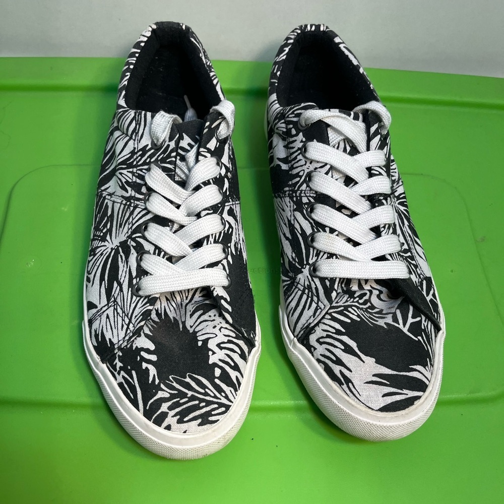 ROCKET DOG Black and White Tropical Print Sneakers